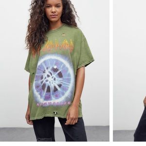 Brand new in package UO tee size s/m